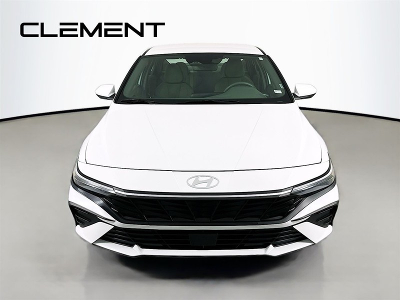 Hyundai Elantra Vehicle Full-screen Gallery Image 3