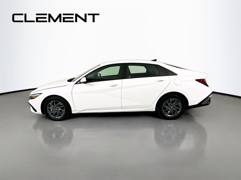 Hyundai Elantra Vehicle Full-screen Gallery Image 6