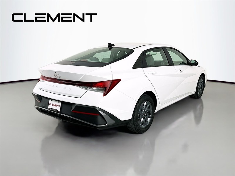 Hyundai Elantra Vehicle Full-screen Gallery Image 7