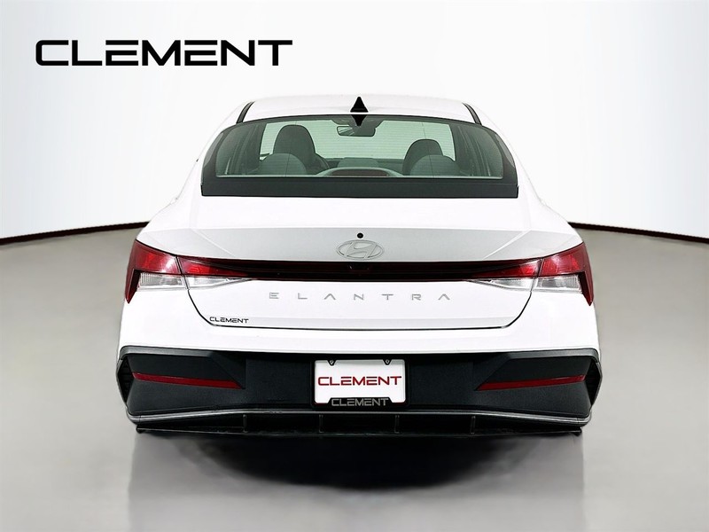 Hyundai Elantra Vehicle Full-screen Gallery Image 8