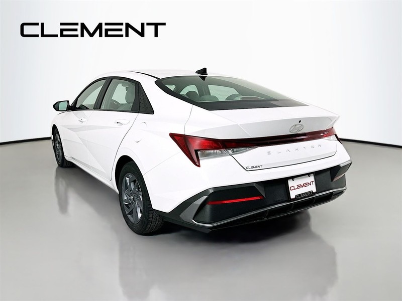 Hyundai Elantra Vehicle Full-screen Gallery Image 10