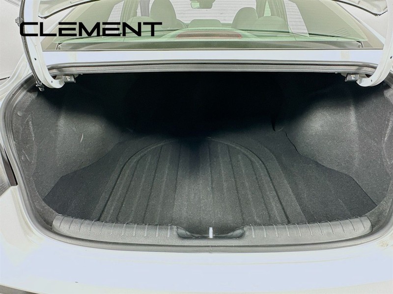 Hyundai Elantra Vehicle Full-screen Gallery Image 11
