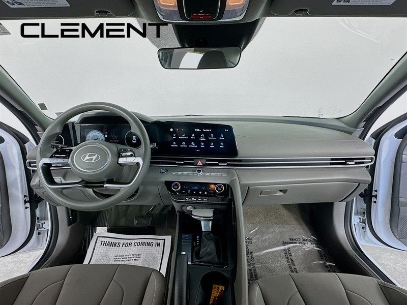 Hyundai Elantra Vehicle Full-screen Gallery Image 12