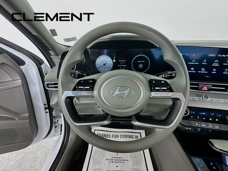 Hyundai Elantra Vehicle Full-screen Gallery Image 15