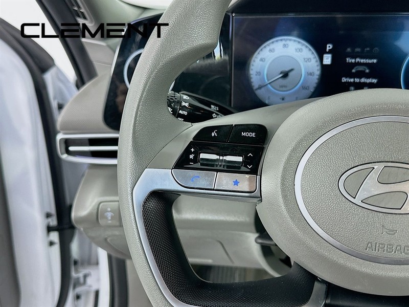 Hyundai Elantra Vehicle Full-screen Gallery Image 16