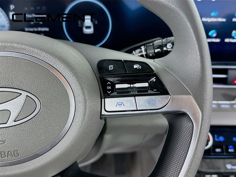 Hyundai Elantra Vehicle Full-screen Gallery Image 17