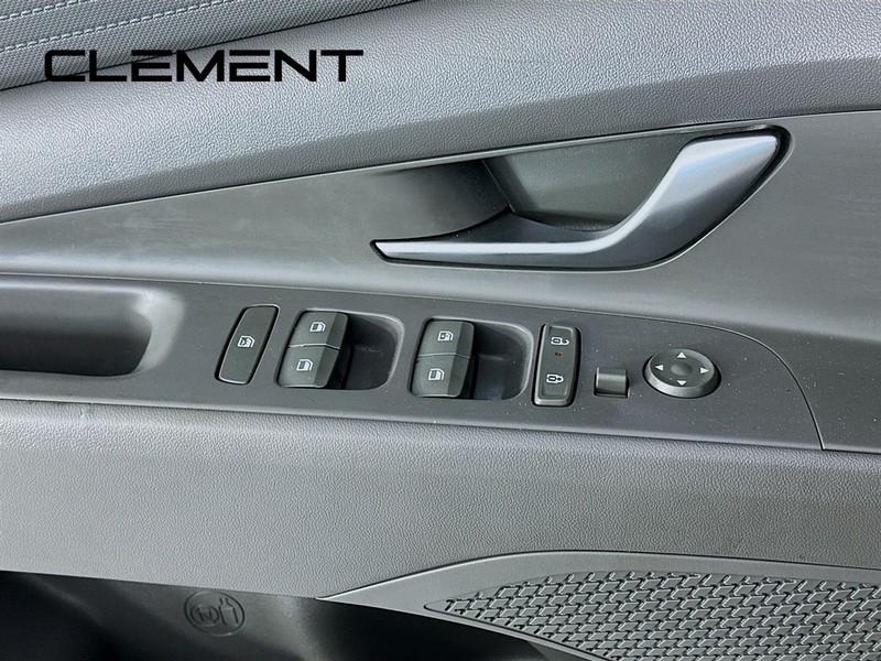 Hyundai Elantra Vehicle Full-screen Gallery Image 23