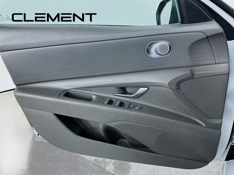 Hyundai Elantra Vehicle Full-screen Gallery Image 24