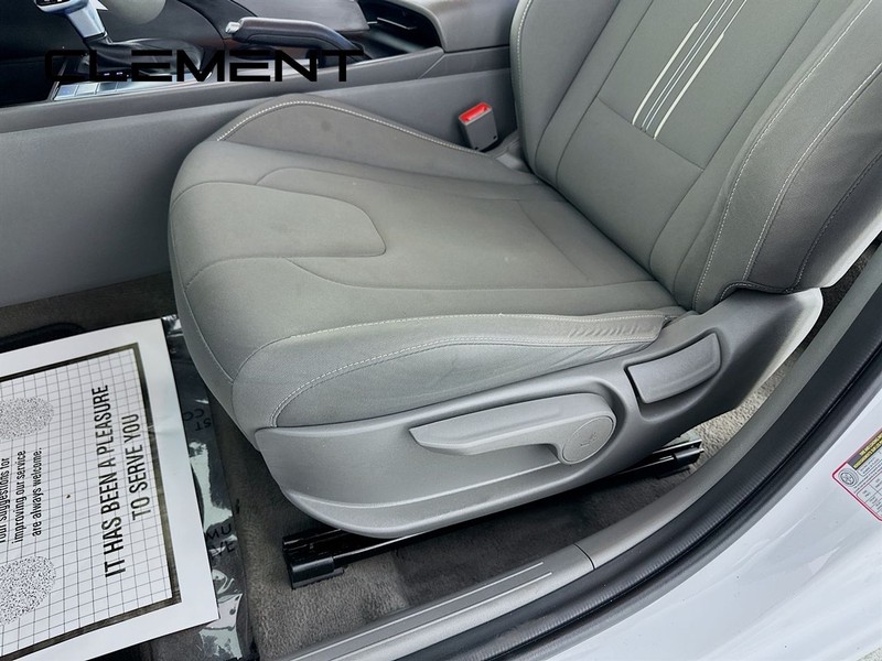 Hyundai Elantra Vehicle Full-screen Gallery Image 26