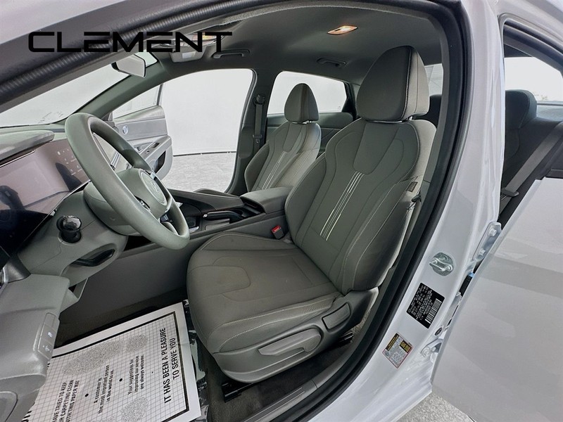 Hyundai Elantra Vehicle Full-screen Gallery Image 27