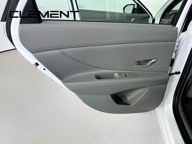 Hyundai Elantra Vehicle Full-screen Gallery Image 28