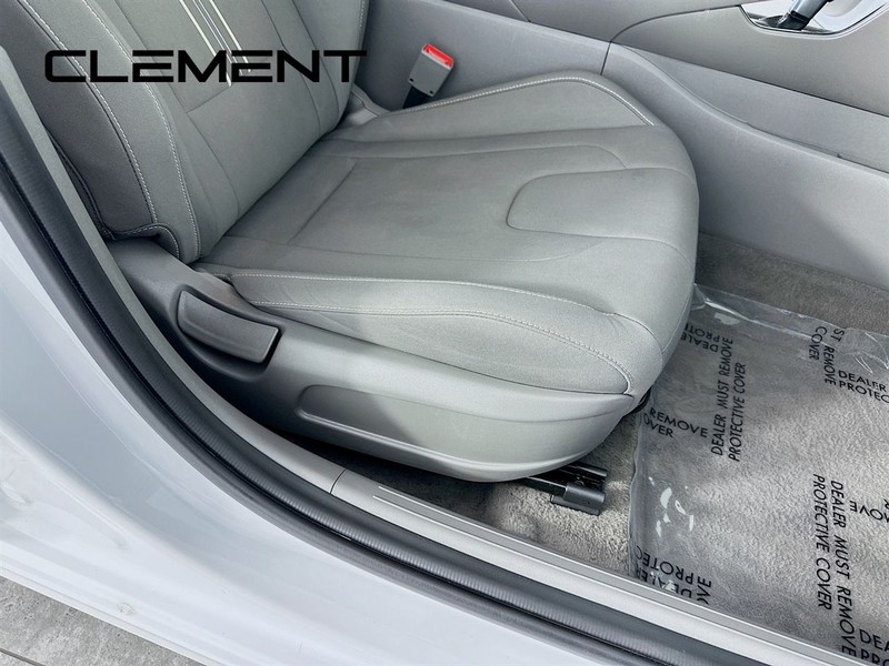 Hyundai Elantra Vehicle Full-screen Gallery Image 30