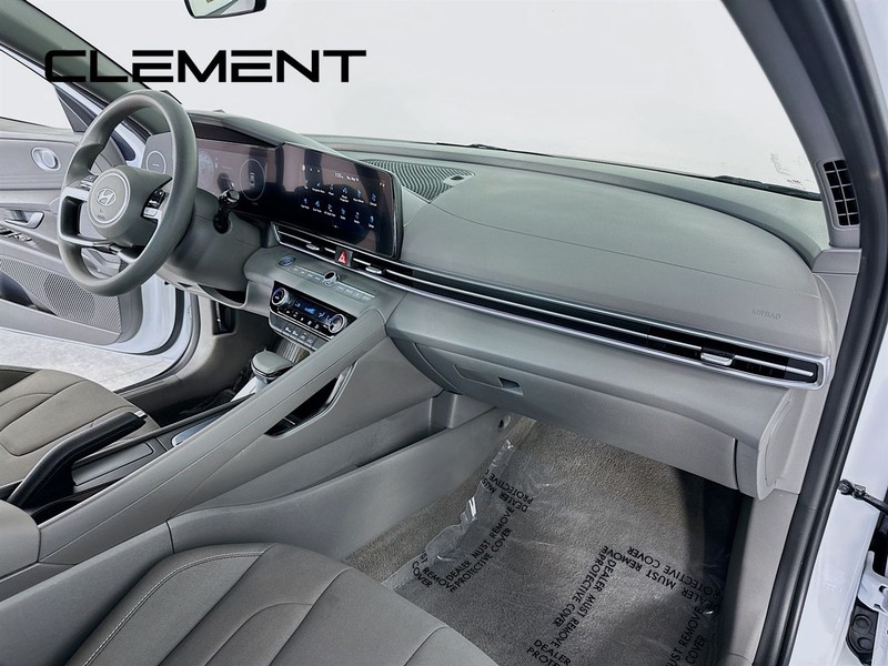 Hyundai Elantra Vehicle Full-screen Gallery Image 31