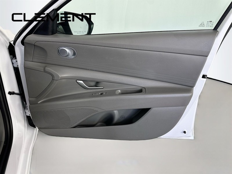 Hyundai Elantra Vehicle Full-screen Gallery Image 32