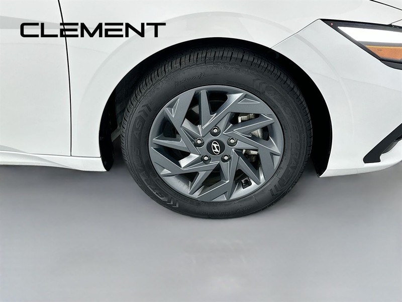 Hyundai Elantra Vehicle Full-screen Gallery Image 33