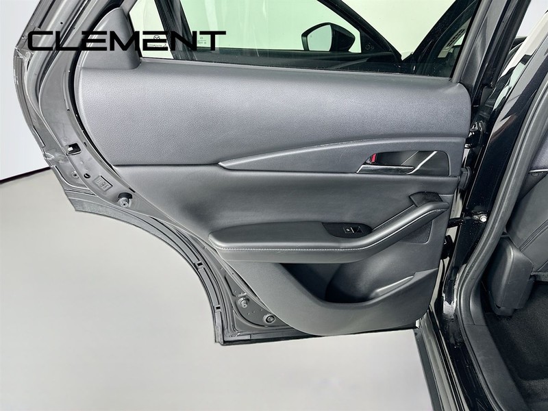 Mazda CX-30 Vehicle Full-screen Gallery Image 31