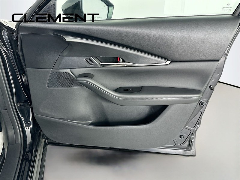 Mazda CX-30 Vehicle Full-screen Gallery Image 35