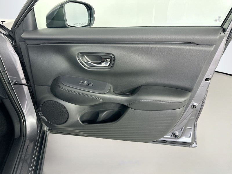 Honda HR-V Vehicle Full-screen Gallery Image 27