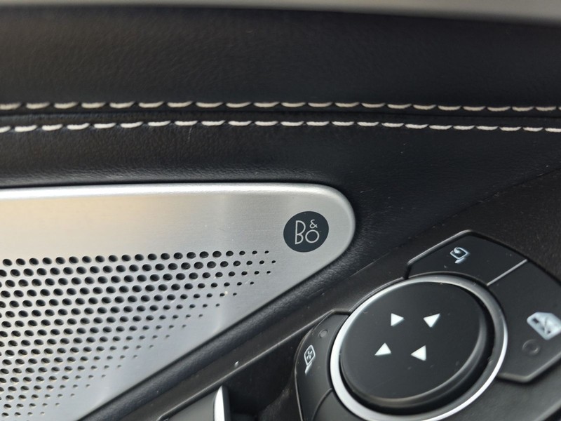 Ford Explorer Vehicle Image 18