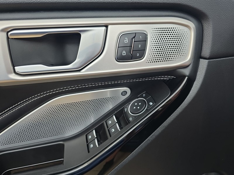 Ford Explorer Vehicle Image 19