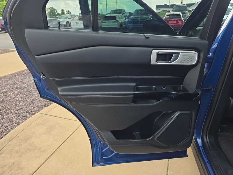 Ford Explorer Vehicle Image 23