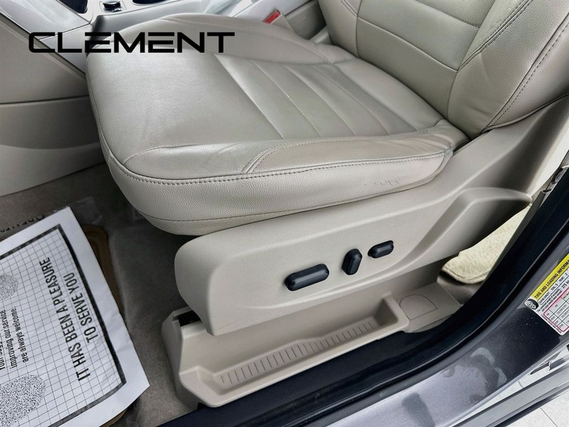 Ford Escape Vehicle Full-screen Gallery Image 23