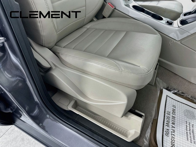Ford Escape Vehicle Full-screen Gallery Image 28