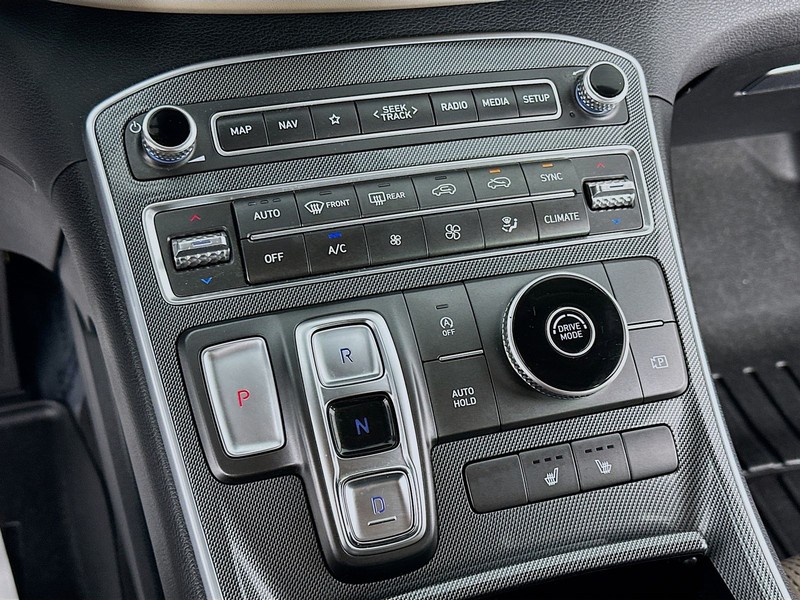 Hyundai Santa Fe Vehicle Full-screen Gallery Image 17