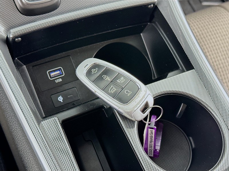Hyundai Santa Fe Vehicle Full-screen Gallery Image 19