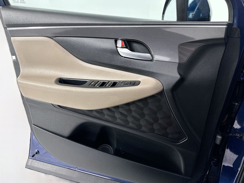 Hyundai Santa Fe Vehicle Full-screen Gallery Image 21