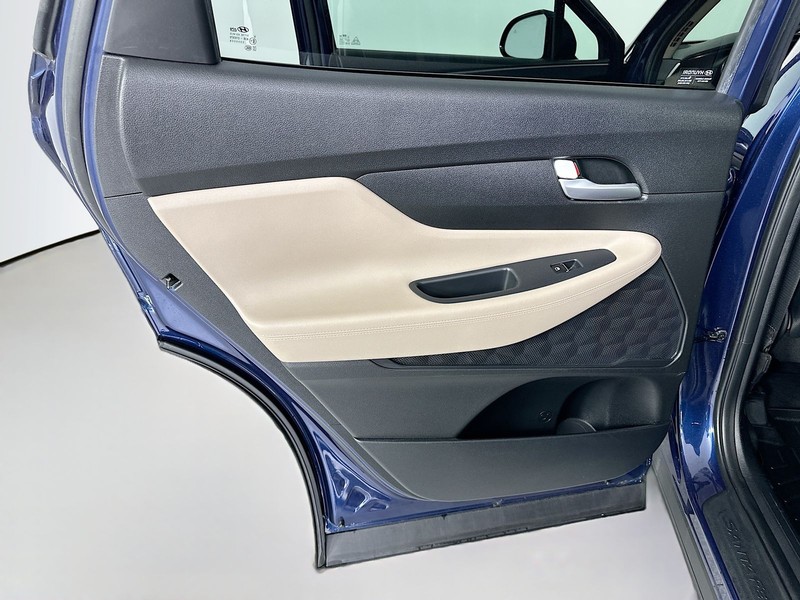 Hyundai Santa Fe Vehicle Full-screen Gallery Image 24