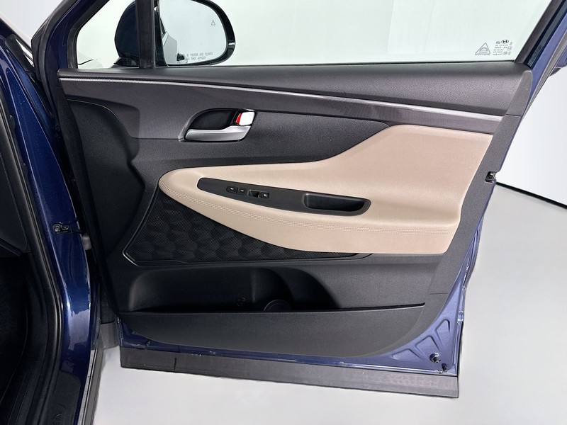 Hyundai Santa Fe Vehicle Full-screen Gallery Image 28