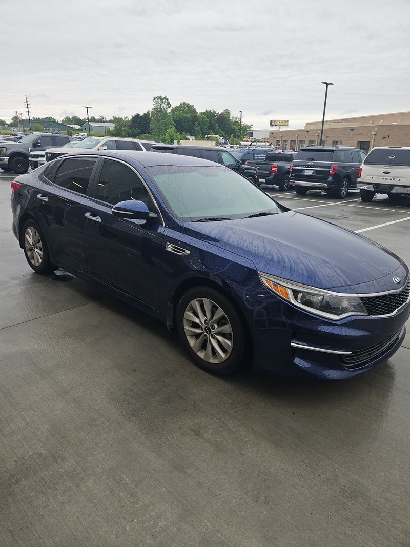 Kia Optima Vehicle Image 02