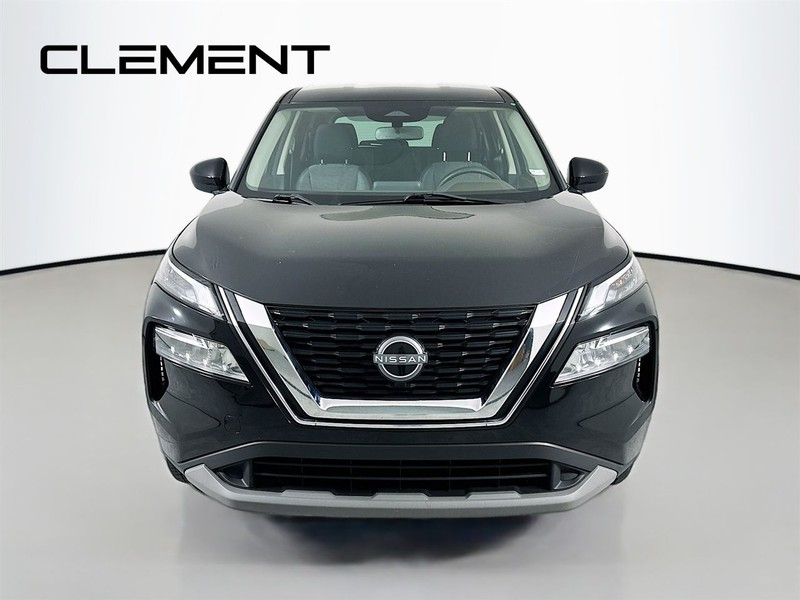 Nissan Rogue Vehicle Full-screen Gallery Image 3