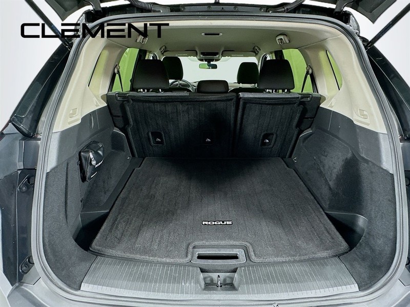 Nissan Rogue Vehicle Full-screen Gallery Image 11