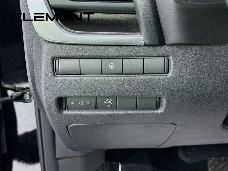 Nissan Rogue Vehicle Full-screen Gallery Image 14