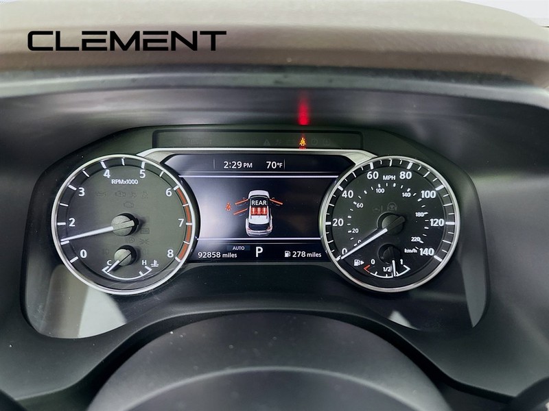Nissan Rogue Vehicle Full-screen Gallery Image 18