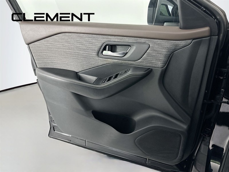 Nissan Rogue Vehicle Full-screen Gallery Image 26