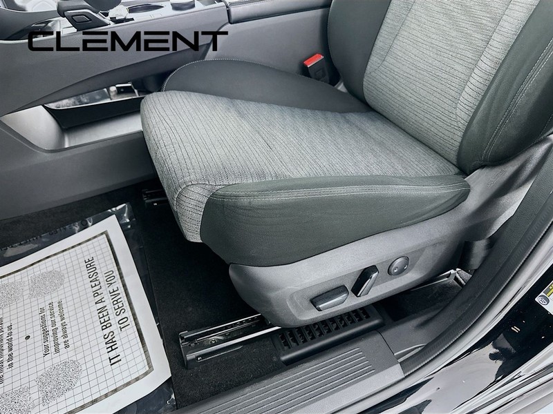 Nissan Rogue Vehicle Full-screen Gallery Image 27