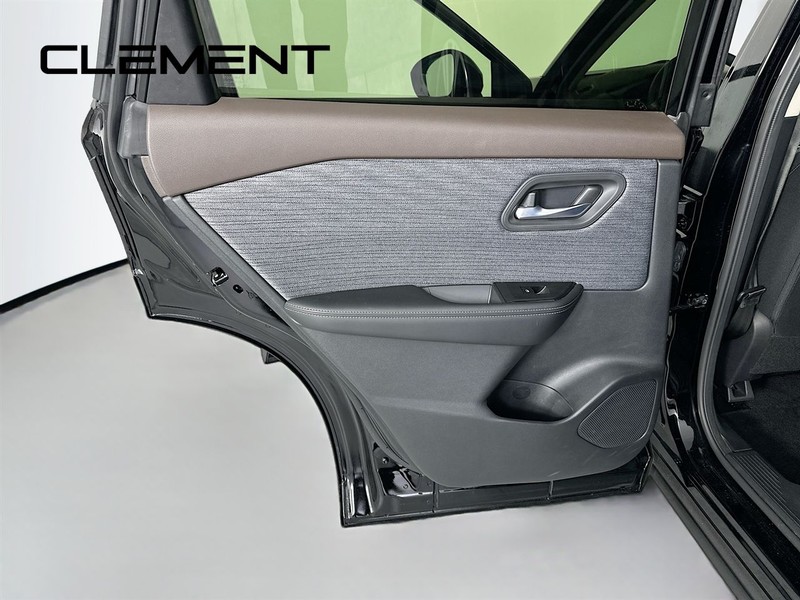 Nissan Rogue Vehicle Full-screen Gallery Image 29