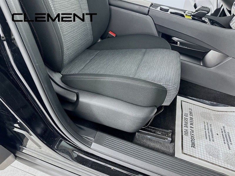 Nissan Rogue Vehicle Full-screen Gallery Image 31