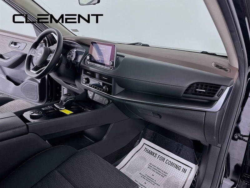 Nissan Rogue Vehicle Full-screen Gallery Image 32