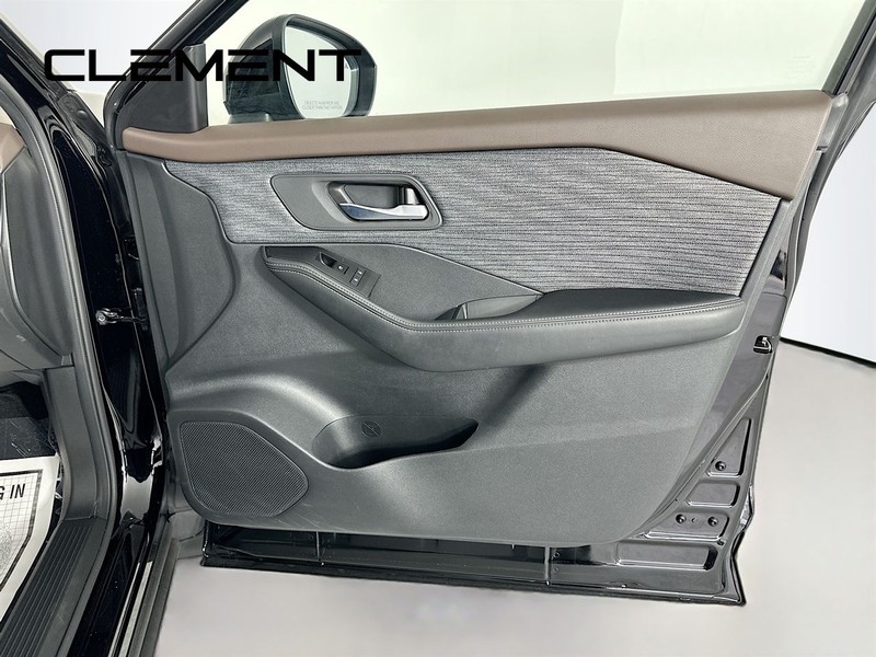 Nissan Rogue Vehicle Full-screen Gallery Image 33