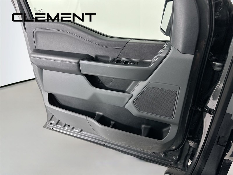 Ford F-150 Vehicle Full-screen Gallery Image 26