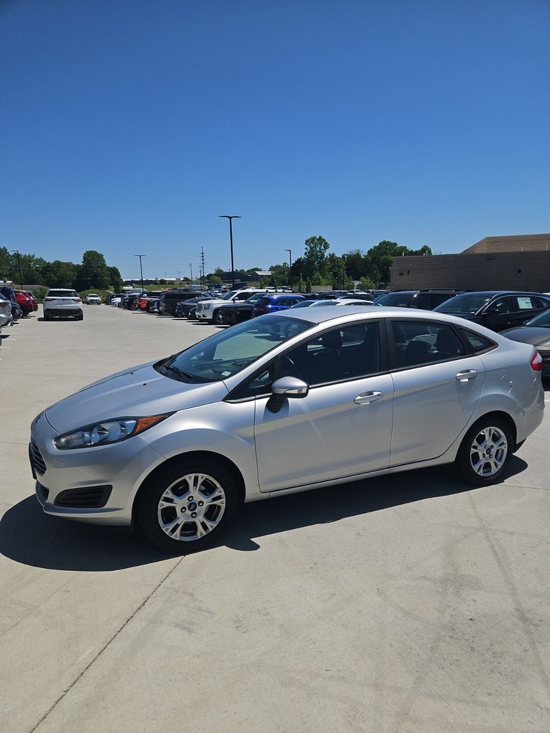 Ford Fiesta Sedan Vehicle Image 02