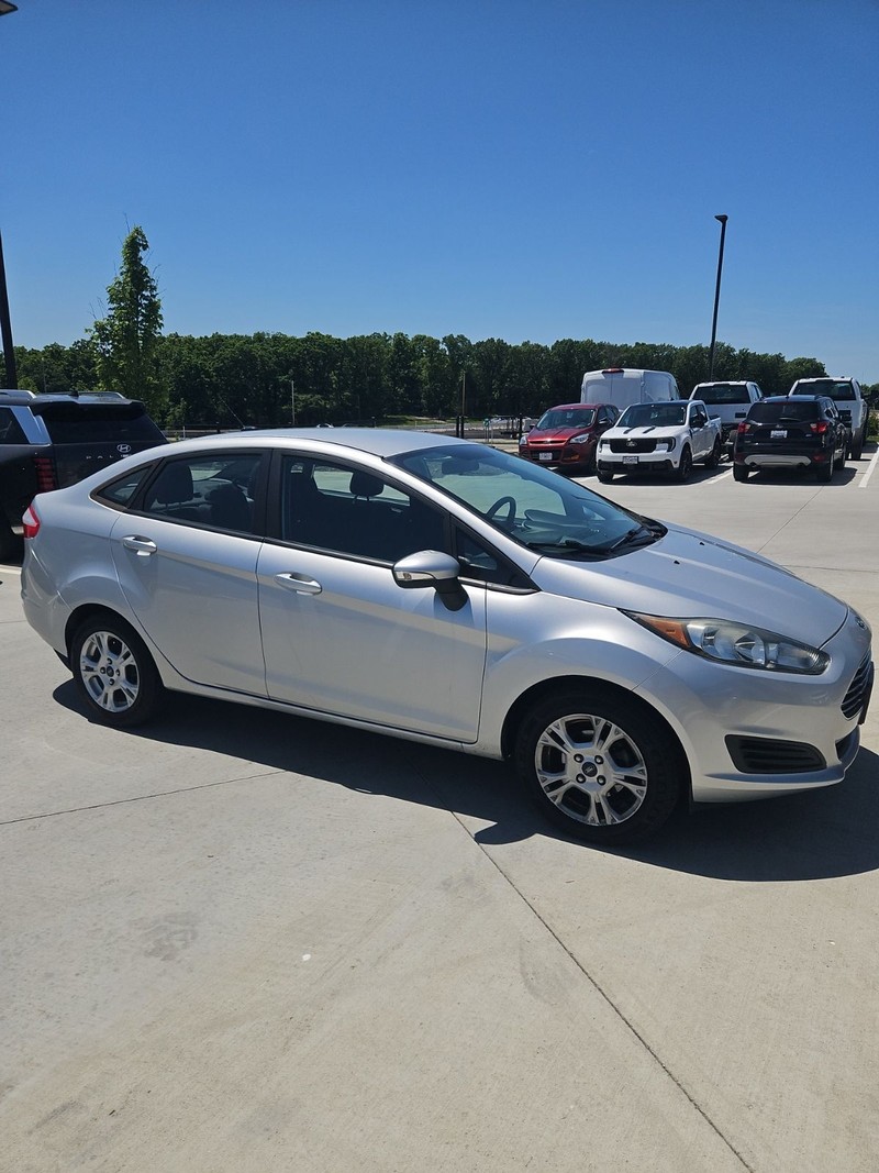 Ford Fiesta Sedan Vehicle Image 03
