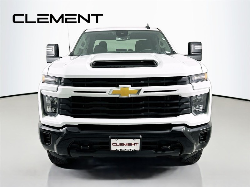 Chevrolet Silverado 2500HD Vehicle Full-screen Gallery Image 3