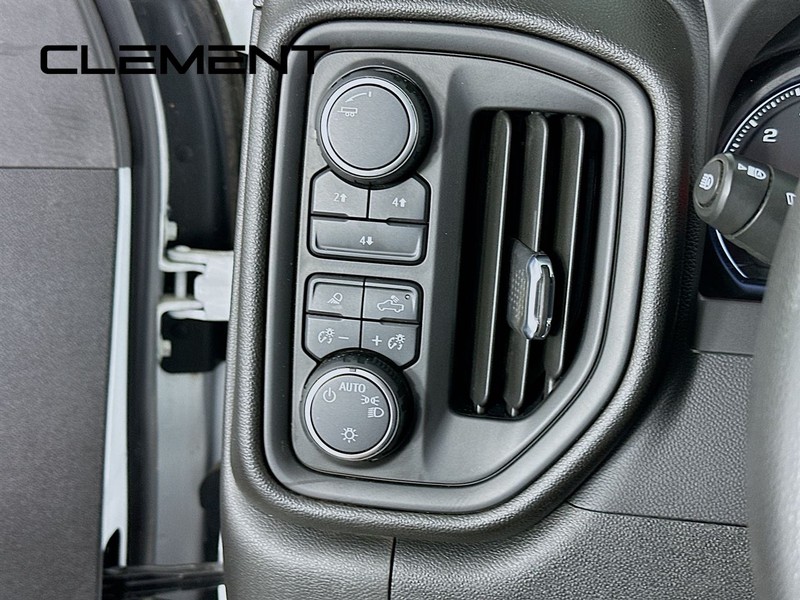 Chevrolet Silverado 2500HD Vehicle Full-screen Gallery Image 14