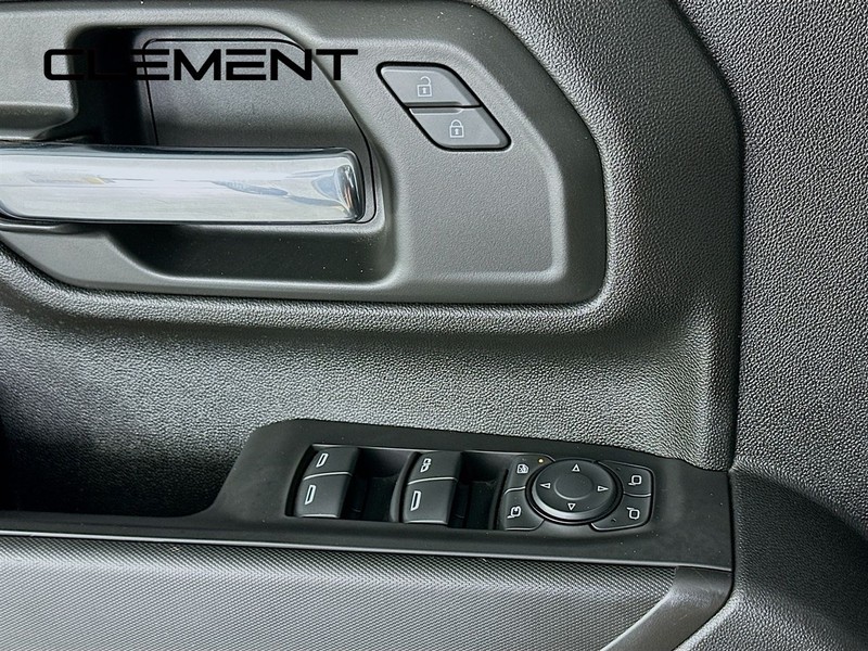 Chevrolet Silverado 2500HD Vehicle Full-screen Gallery Image 23