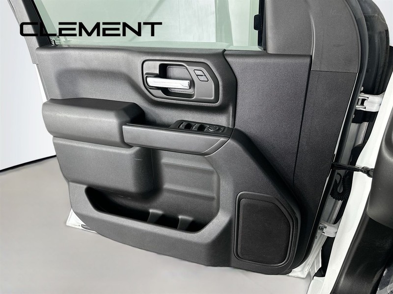 Chevrolet Silverado 2500HD Vehicle Full-screen Gallery Image 24